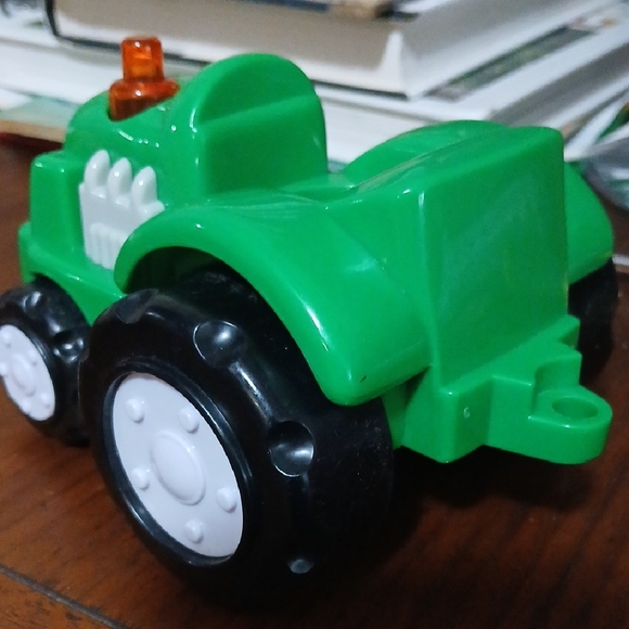 Green Farm Tractor Toy with Black Wheels And 3 Fresh SR44 Batteries Music Plays - Picture 2 of 6